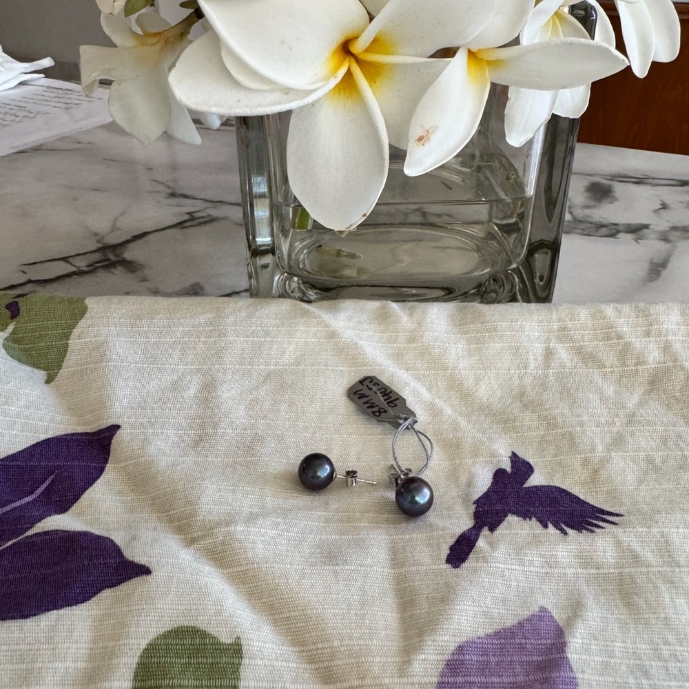 NWT , 14K White Gold Black culture Pearl Earrings stud .